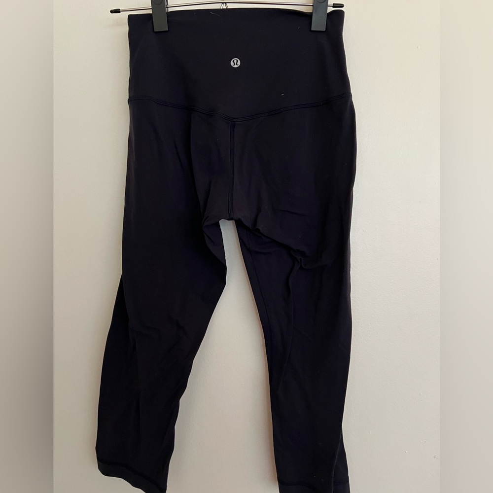 Lululemon athletica Women's dark blue capri leggings
